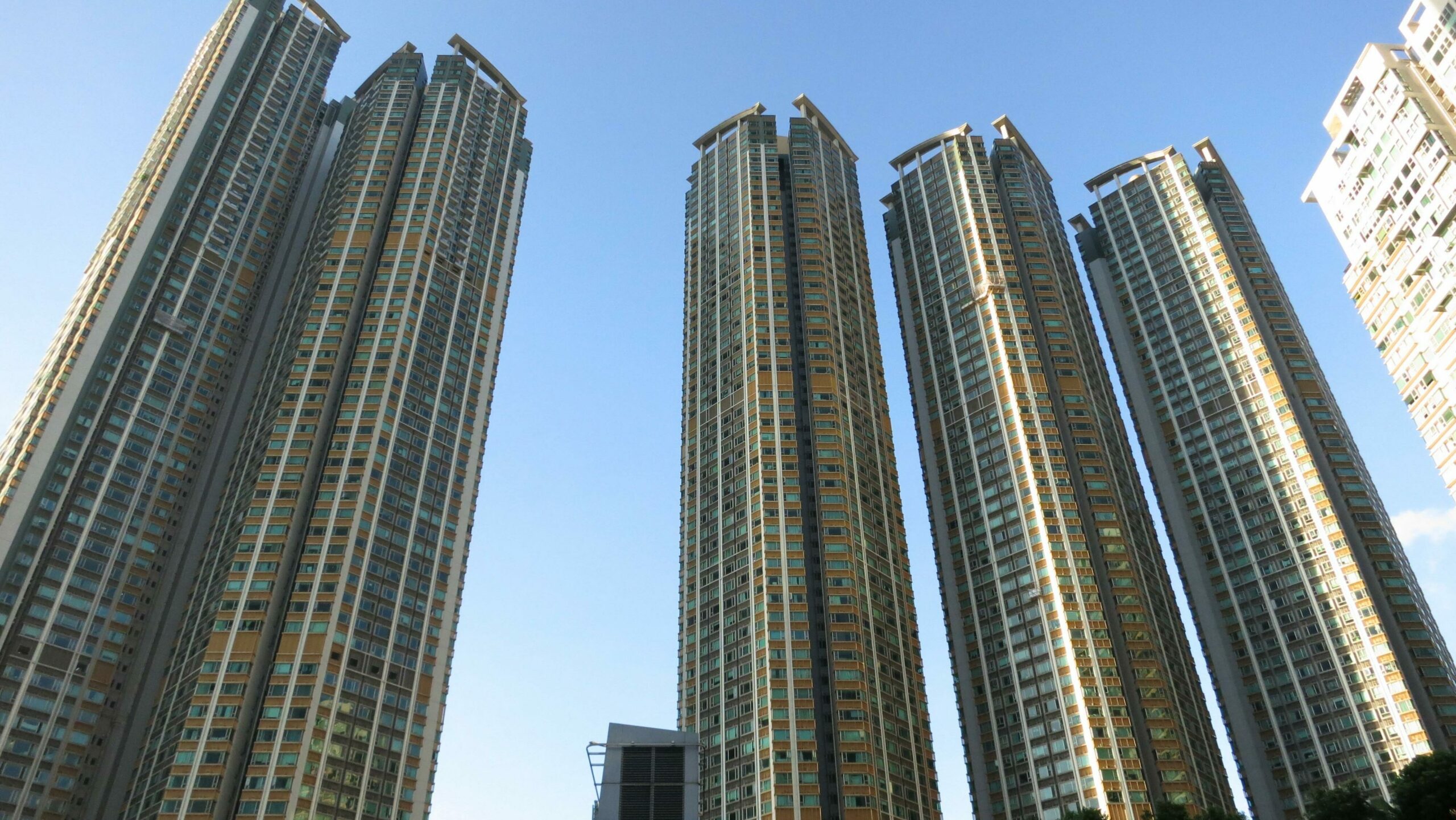 香港中小型業主會創辦人呂宇健最近以1,820萬元出售了他在九龍站擎天半島的一個兩房單位，比他在2020年購入時低了60萬元。投資房地產並不總是能賺錢的選擇，投資者應謹慎考慮風險和回報。