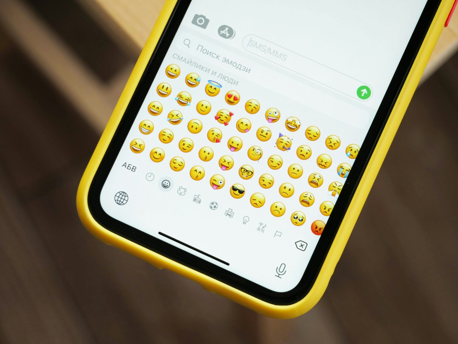 職場溝通Emoji禮儀指南｜啤酒杯、茄子及吻痕最不宜使用 - Finance730